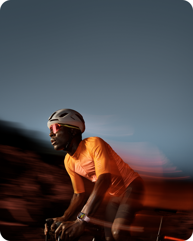 En mand cykler med et Apple Watch Series 9 på håndleddet