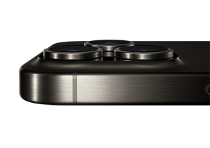 Den øverste del af iPhone 15 Pro i farven naturligt titanium placeret i vandret position viser Pro 3-kamerasystemet på bagsiden af iPhone 15 Pro