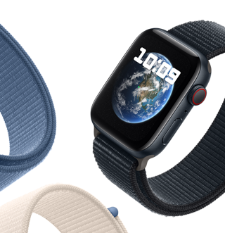 Apple Watch SE med Sport Loop-rem, der viser Astronomi-baggrunden med Jorden.