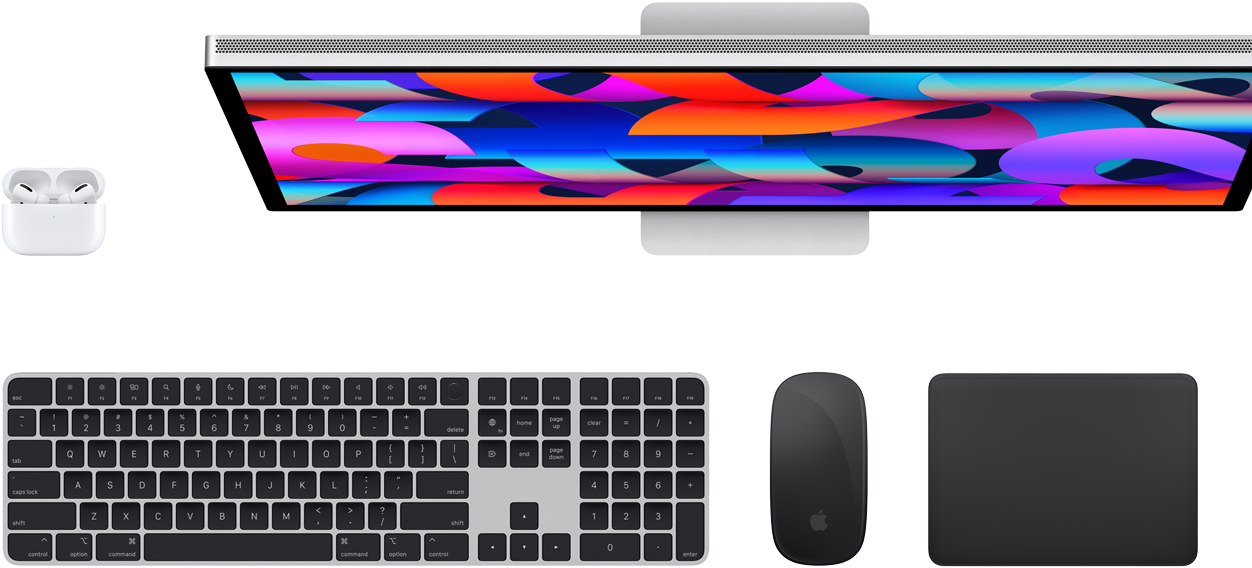 AirPods, Studio Display, Magic Keyboard, Magic Mouse og Magic Trackpad set ovenfra.