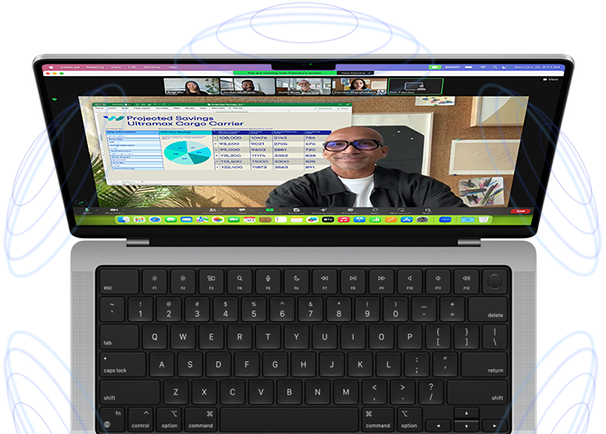 MacBook Pro omgivet af blå cirkler, der illustrerer 3D-oplevelsen af rumlig lyd. På skærmen bruger en person funktionen Præsentationsoverligger i et Zoom-videomøde, så vedkommende vises foran det indhold, der præsenteres