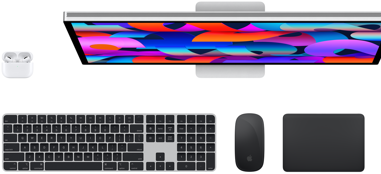 AirPods, Studio Display, Magic Keyboard, Magic Mouse og Magic Trackpad set ovenfra