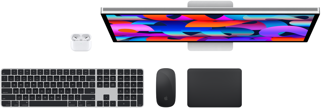 AirPods, Studio Display, Magic Keyboard, Magic Mouse og Magic Trackpad set ovenfra