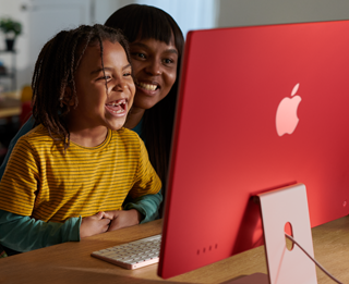Familiemedlemmer, der griner sammen, imens de ser en serie på iMac.