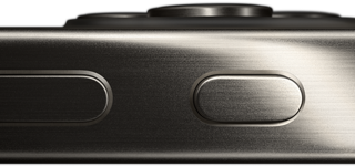 iPhone 15 Pro i titaniumdesign vist fra siden med fokus på en lydstyrkeknap og knappen Handling
