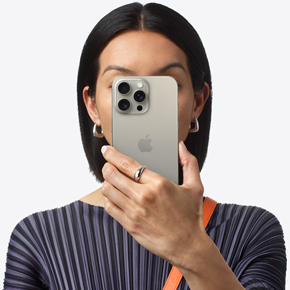 En person, der holder iPhone 15 Pro Max foran sit ansigt
