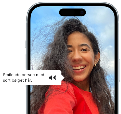 iPhone 15 viser VoiceOver-funktionen, der giver oplysninger om billedet, En person med bølget sort hår griner