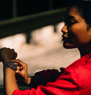 En person modtager et opkald på sit Apple Watch Series 11