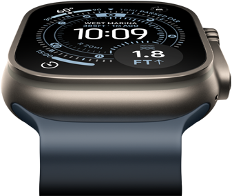 Apple Watch Ultra 3, der er vippet fremad, med urkasse i farven naturligt titanium, kompas på urskiven Orienteringsløb og Ocean-rem i stålblå