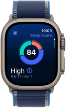 Apple Watch Ultra 3 med urkasse i farven naturlig titanium, funktionen Søvnresultat på skærmen med et cirkeldiagram med resultatet i midten og blå Trail Loop