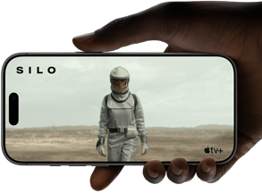 En hånd holder en iPhone 17 Pro i sølv, vandret videoafspilning på skærm fra kant til kant for at illustrere batteritiden