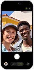 iPhone 17 vist forfra med I fokus-funktion til billeder