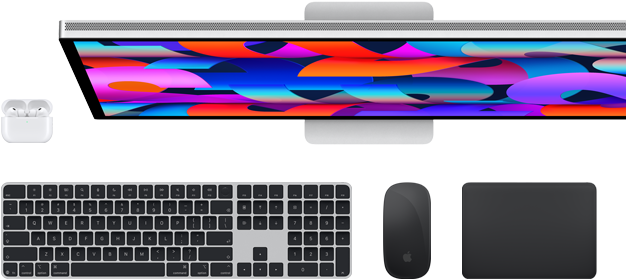 En samling af tilbehør og enheder, der blandt andet omfatter AirPods, Magic Keyboard med Touch ID, Magic Mouse, Magic Trackpad og Studio Display