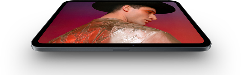 8,5" iPad mini med OLED-skærm med lyse farver og dybe sorte nuancer, der viser en person med hat og jakke