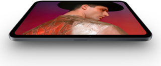 8,5" iPad mini med OLED-skærm med lyse farver og dybe sorte nuancer, der viser en person med hat og jakke