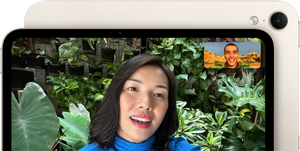iPad mini vist forfra med et horisontalt 12MP Center Stage-kamera på forsiden, der viser en person, som laver et videoopkald omgivet af grønt løv