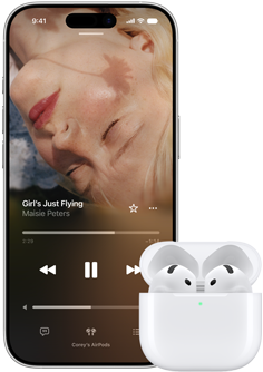 iPhone ved siden af AirPods i opladningsetui, etuiet er åbent