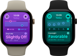 To Apple Watch Series 12-enheder: urkasse i aluminium i farven lyst guld, daglige vitalparametre “lidt afvigende”, Digital Crown, Sportsrem i farven sand, urkasse i sort aluminium, natlige vitalparametre er normale, Digital Crown, sort Sportsrem