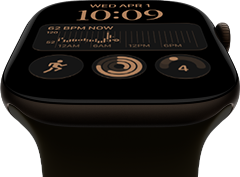 Apple Watch Series 12 med urkasse i aluminium i farven mørk bronze, urskiven Modulær, komplikationerne: dag og dato, Træninger, aktivitetscirkler og Apple Music, Digital Crown i højre side og Sportsrem i olivengrøn