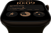 Apple Watch Series 12 med urkasse i aluminium i farven mørk bronze, urskiven Modulær, komplikationerne: dag og dato, Træninger, aktivitetscirkler og Apple Music, Digital Crown i højre side og Sportsrem i olivengrøn