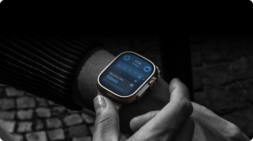 Person med Apple Watch Ultra 4 på håndleddet, dagens vitalparametre er "let afvigende"