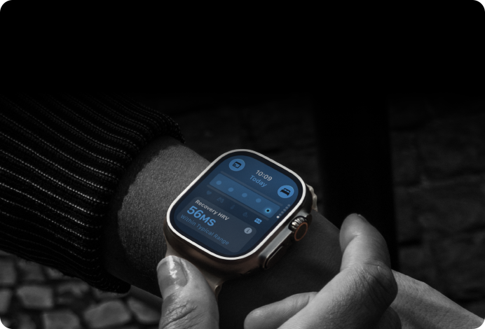 Person med Apple Watch Ultra 4 på håndleddet, dagens vitalparametre er "let afvigende"