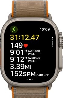 Apple Watch Ultra 4 med urkasse i titanium i farven naturlig, avancerede målinger fra træningstypen Løb udendørs, Digital Crown og hævet sideknap i højre side, Trail Loop-rem i farven sand