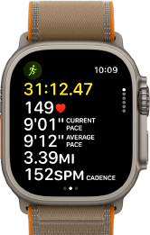 Apple Watch Ultra 4 med urkasse i titanium i farven naturlig, avancerede målinger fra træningstypen Løb udendørs, Digital Crown og hævet sideknap i højre side, Trail Loop-rem i farven sand