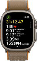 Apple Watch Ultra 4 med urkasse i titanium i farven naturlig, avancerede målinger fra træningstypen Løb udendørs, Digital Crown og hævet sideknap i højre side, Trail Loop-rem i farven sand