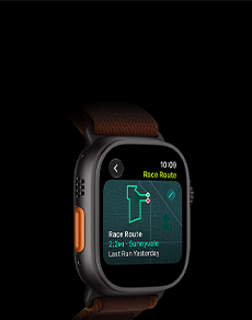 Apple Watch Ultra 4 med urkasse i sort titanium, funktionen Træningsrute med et kort over en løbetur, Handlingsknap i venstre side, Alpine Loop-rem i farven bordeaux