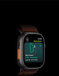 Apple Watch Ultra 4 med urkasse i sort titanium, funktionen Træningsrute med et kort over en løbetur, Handlingsknap i venstre side, Alpine Loop-rem i farven bordeaux