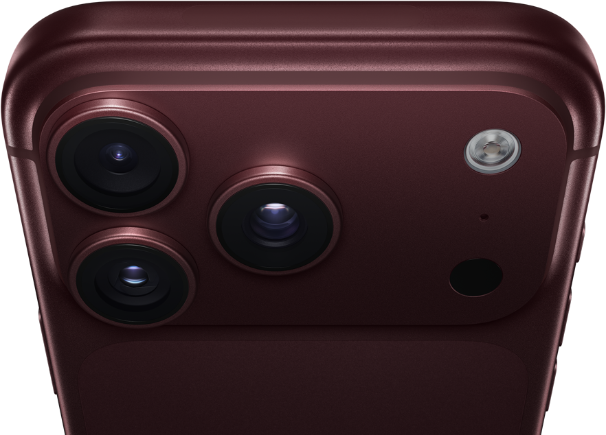 iPhone 18 Pro Max i farven bordeaux (mørkerød) vist bagfra med Pro Fusion-kamerasystem øverst, tre objektiver, de variable blændelameller delvist lukkede, blitz, mikrofon og LiDAR-scanner, og vist ovenfra med mobilantenne, flade sider og afrundede hjørner