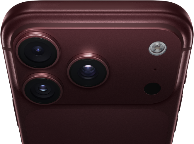 iPhone 18 Pro Max i farven bordeaux (mørkerød) vist bagfra med Pro Fusion-kamerasystem øverst, tre objektiver, de variable blændelameller delvist lukkede, blitz, mikrofon og LiDAR-scanner, og vist ovenfra med mobilantenne, flade sider og afrundede hjørner