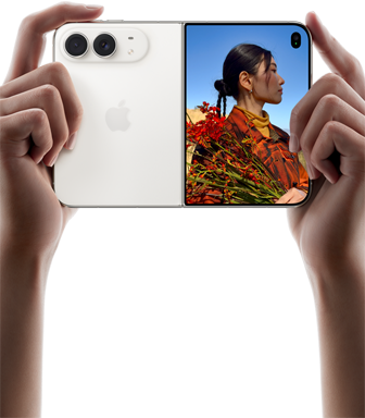 iPhone Duo i farven stjernehvid holdes i vandret position, lukket, venstre side viser 48 MP Fusion-dobbeltkameraer på bagsiden, højre side viser en person, der bliver fotograferet på yderskærmen, personen kan se sit ansigt, imens billedet tages ved hjælp af Duo Preview