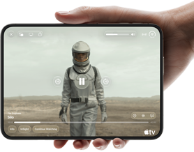 iPhone Duo, holdt i én hånd, helt foldet ud i vandret position, inderskærmen viser Apple TV-serien “Silo”