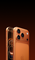 iPhone 17 Pro i kosmisk orange vist skråt bagfra, Pro Fusion-kamerasystem øverst, knappen Kamerabetjening. Forside vist fra siden med skærm fra kant til kant, Handlingsknap og lydstyrkeknapper