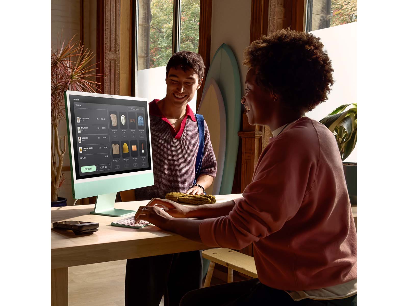 lifestyle - iMac 2024 24" Retina 4.5K, M4-chip 10-core CPU/GPU, 16GB, 256GB SSD - Lyserød